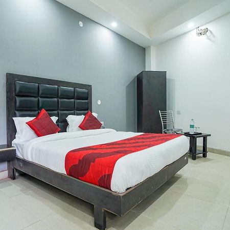 Hotel Red Snapper Couple Friendly At West Delhi Yeni Delhi Dış mekan fotoğraf