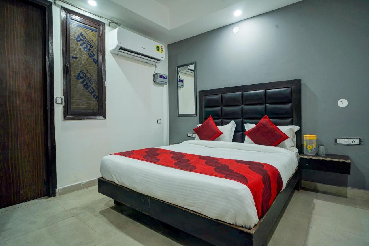 Hotel Red Snapper Couple Friendly At West Delhi Yeni Delhi Dış mekan fotoğraf