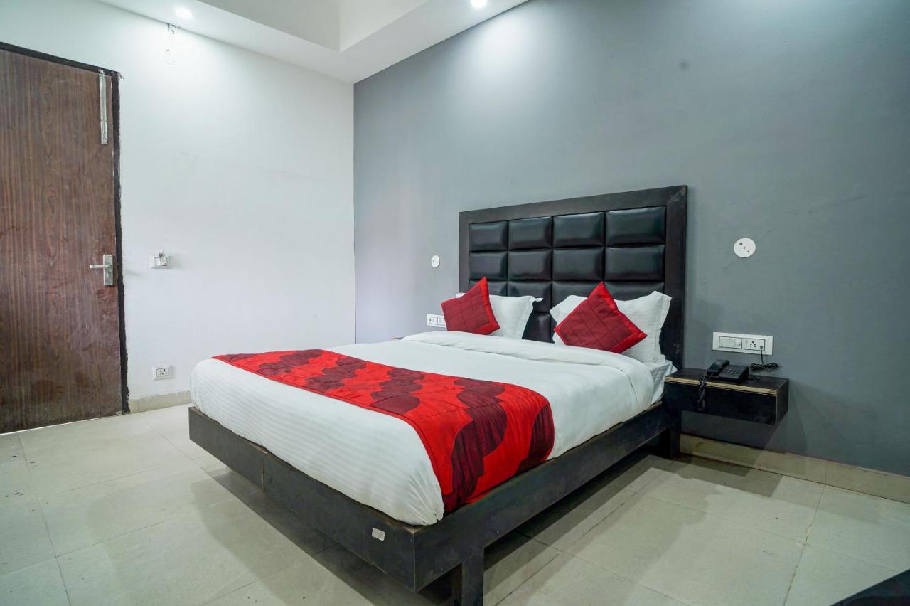 Hotel Red Snapper Couple Friendly At West Delhi Yeni Delhi Dış mekan fotoğraf