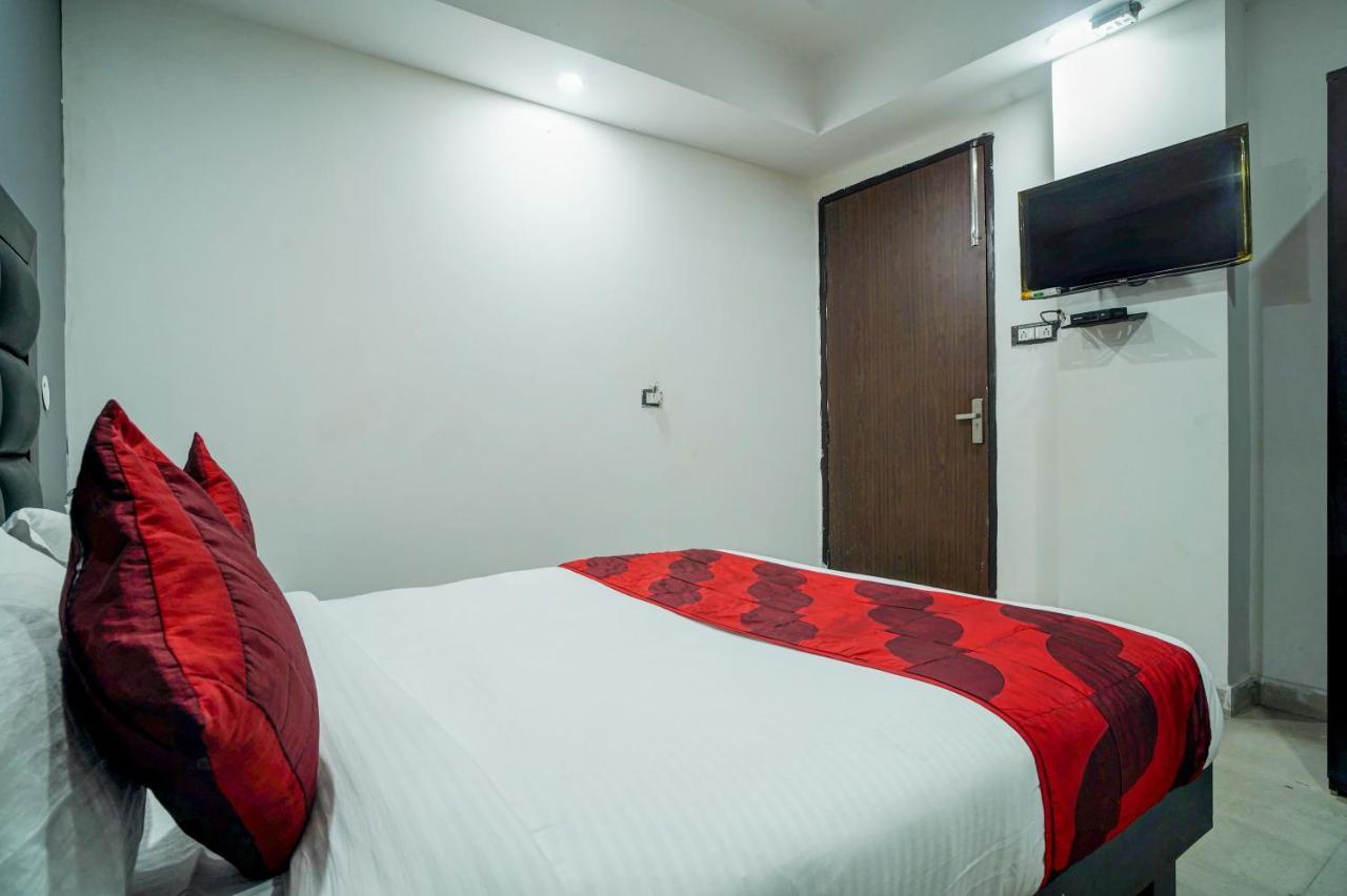 Hotel Red Snapper Couple Friendly At West Delhi Yeni Delhi Dış mekan fotoğraf