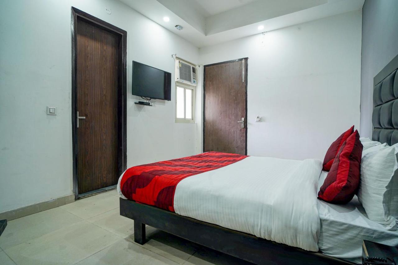 Hotel Red Snapper Couple Friendly At West Delhi Yeni Delhi Dış mekan fotoğraf