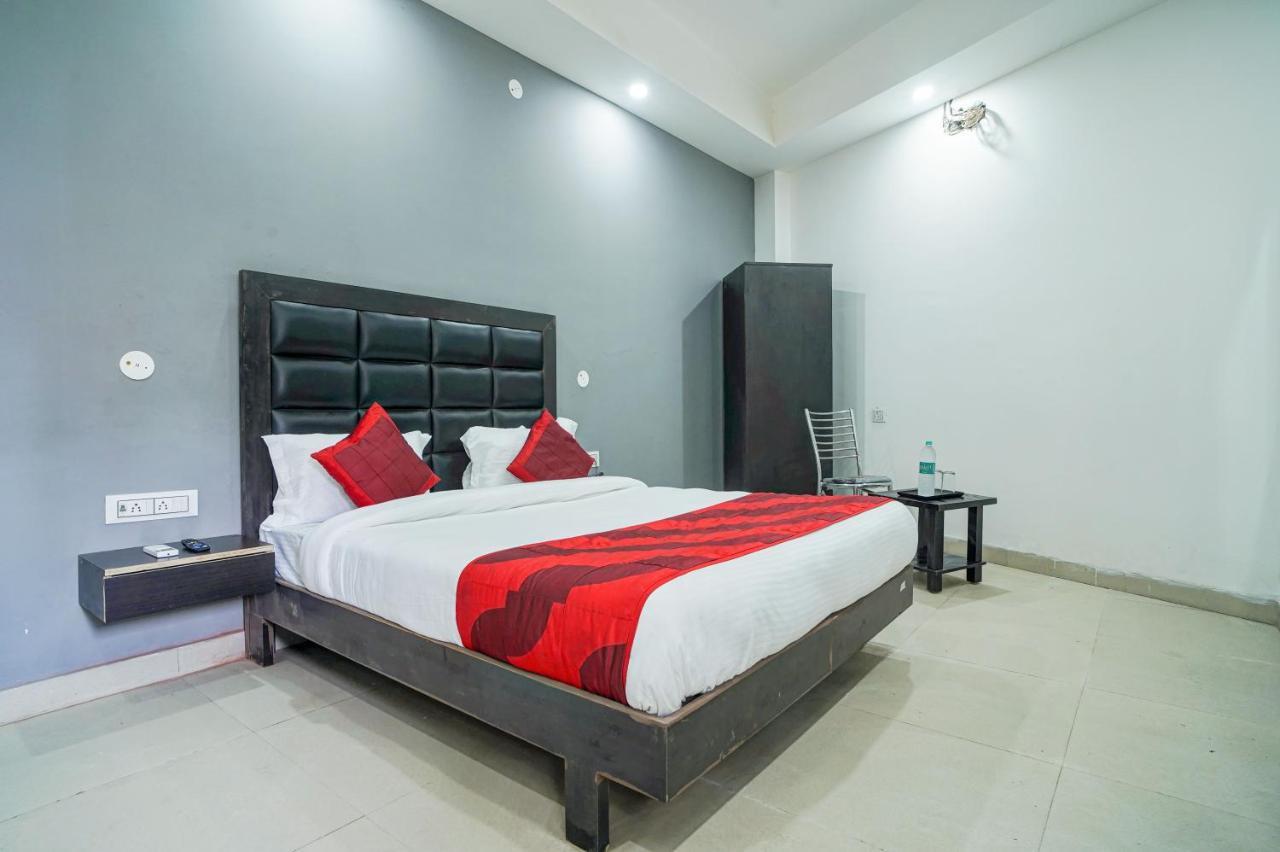 Hotel Red Snapper Couple Friendly At West Delhi Yeni Delhi Dış mekan fotoğraf