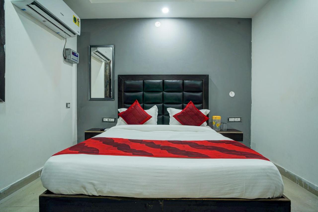 Hotel Red Snapper Couple Friendly At West Delhi Yeni Delhi Dış mekan fotoğraf