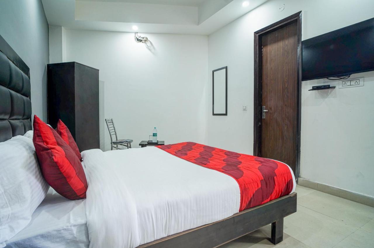 Hotel Red Snapper Couple Friendly At West Delhi Yeni Delhi Dış mekan fotoğraf