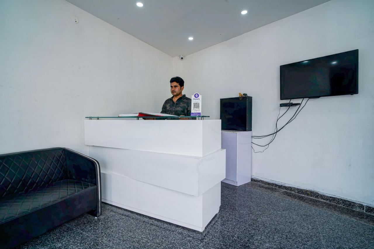 Hotel Red Snapper Couple Friendly At West Delhi Yeni Delhi Dış mekan fotoğraf